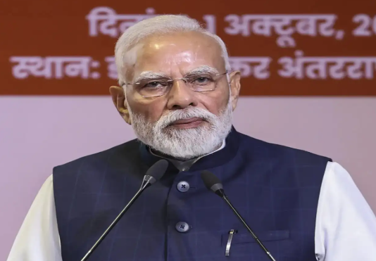 प्रधानमंत्री मोदी ने RSS के 100वें वर्ष समारोह में भाग लिया और भारत माता की तस्वीर वाले 100 रुपये के सिक्के और डाक टिकट का अनावरण किया।
